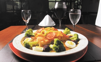 O restaurante Villa Bella serve o trabalhado Bacalhau do Chef. O prato rende duas porções